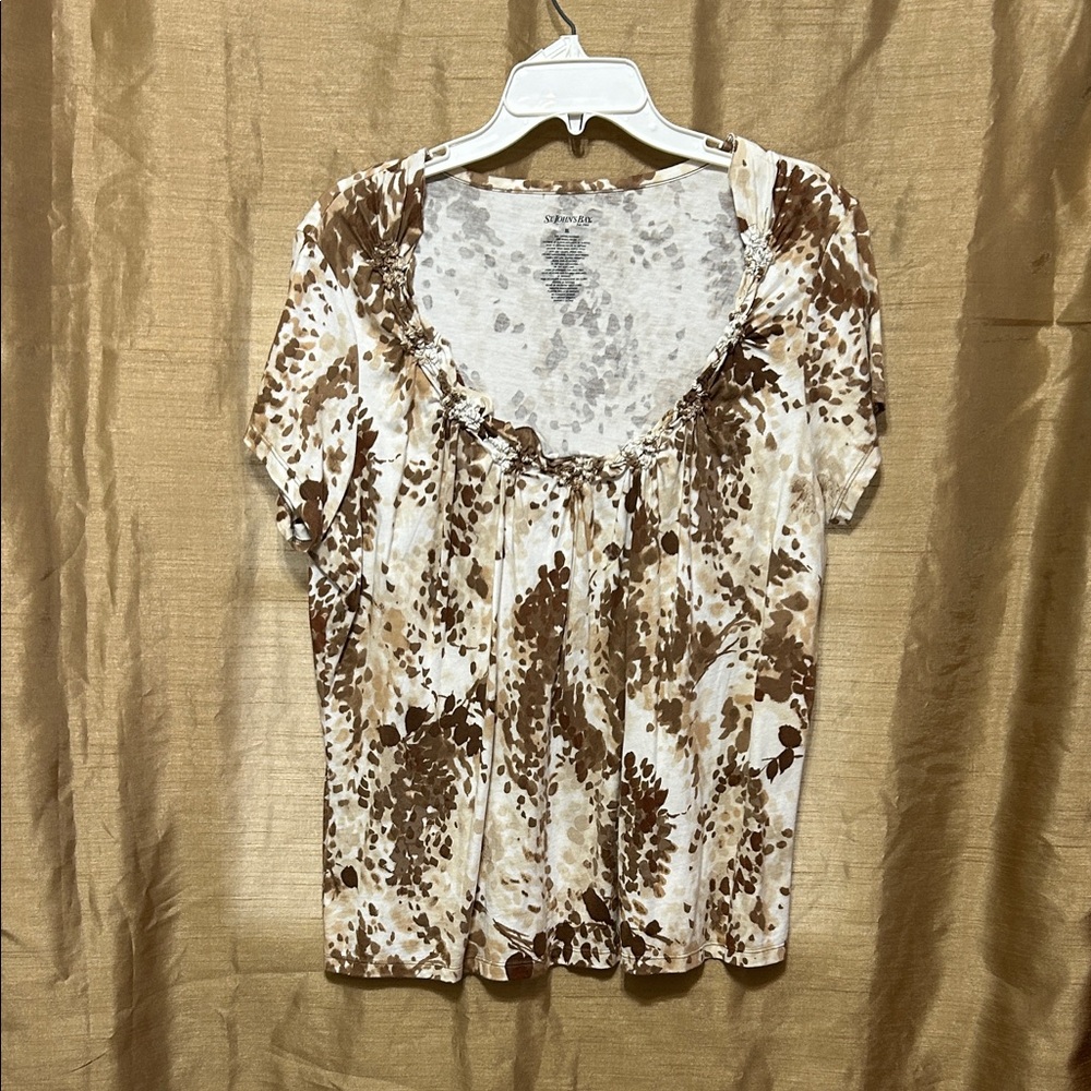 St. John's Bay Short Sleeve Scoop Neck Top in Cream & Brown Abstract